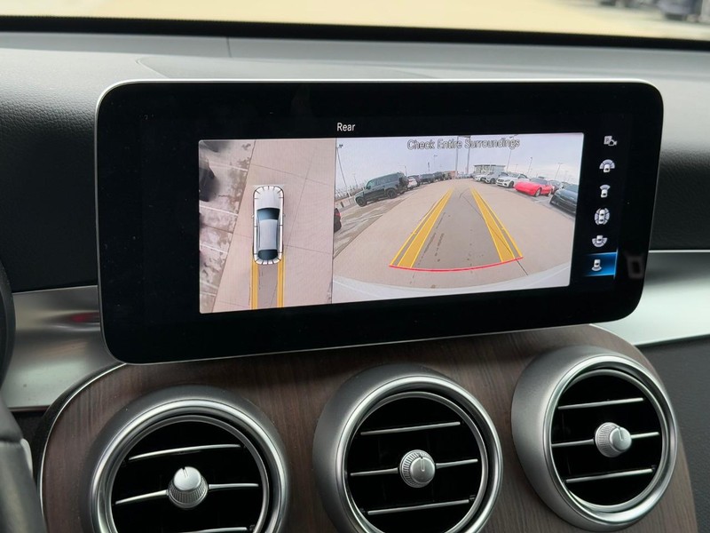 Mercedes-Benz GLC Vehicle Full-screen Gallery Image 25