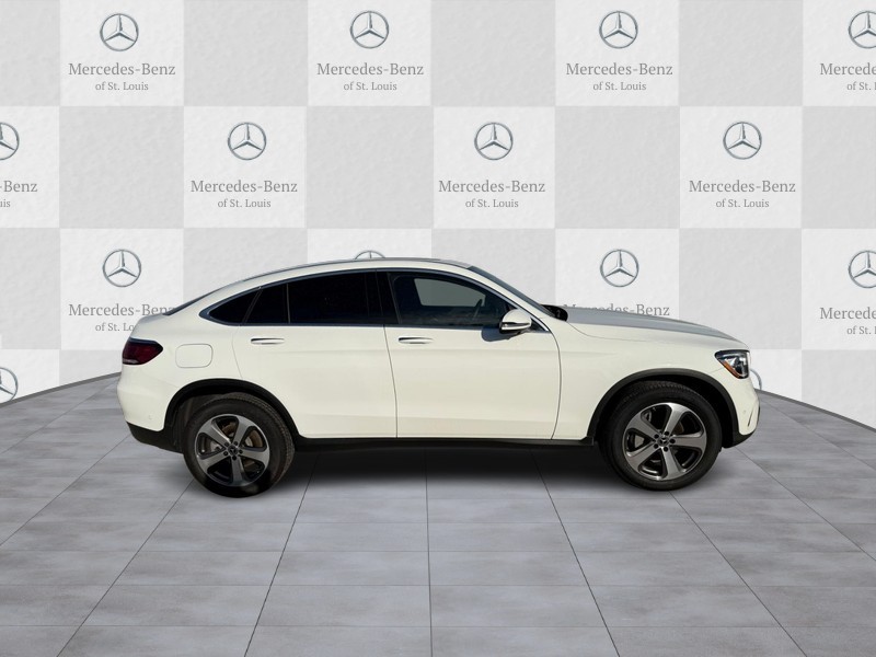 Mercedes-Benz GLC Vehicle Full-screen Gallery Image 2