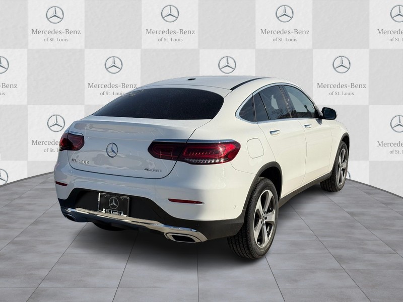 Mercedes-Benz GLC Vehicle Full-screen Gallery Image 3