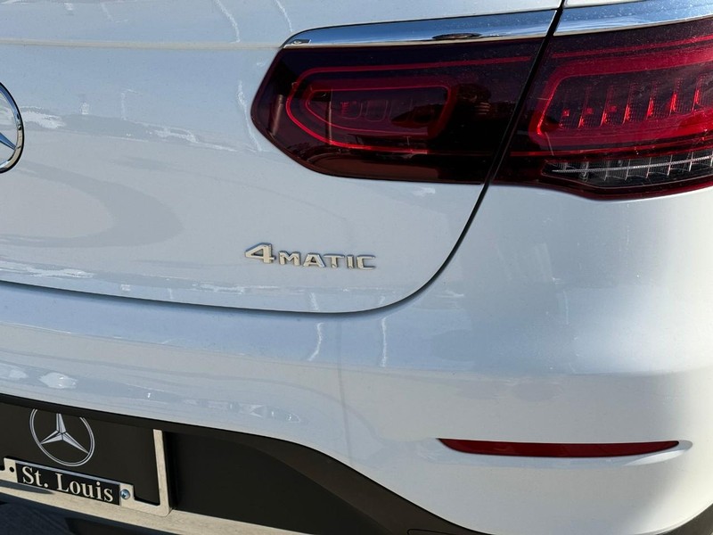 Mercedes-Benz GLC Vehicle Full-screen Gallery Image 4