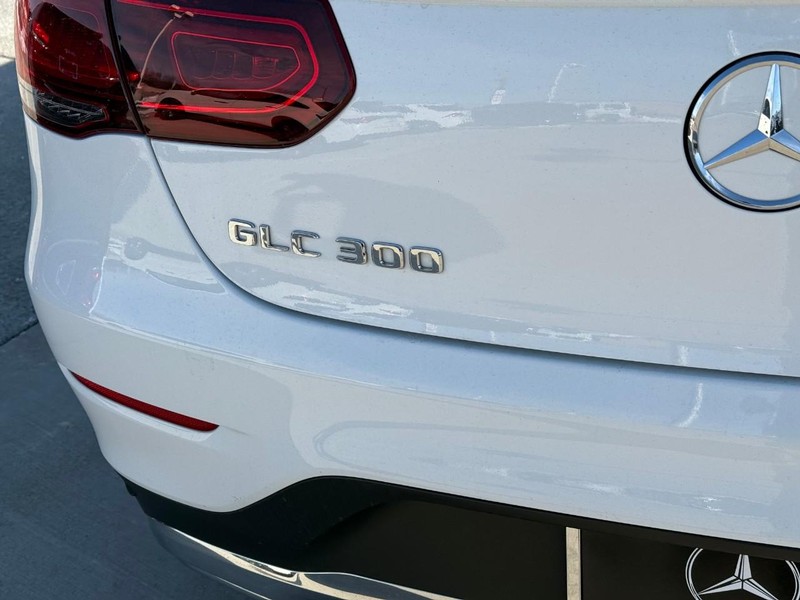 Mercedes-Benz GLC Vehicle Full-screen Gallery Image 6