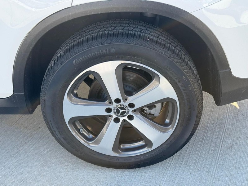 Mercedes-Benz GLC Vehicle Full-screen Gallery Image 7