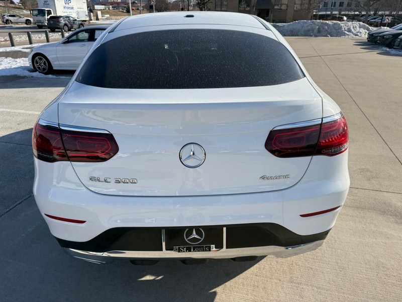 Mercedes-Benz GLC Vehicle Full-screen Gallery Image 8