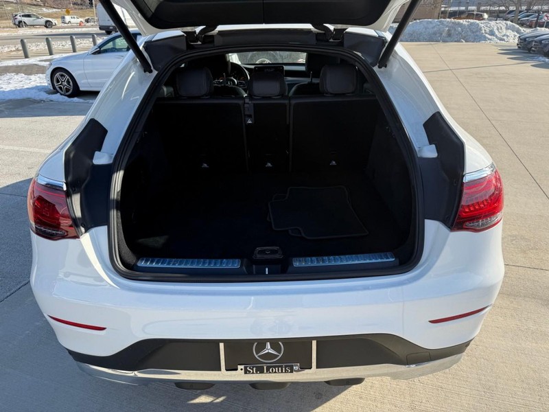 Mercedes-Benz GLC Vehicle Full-screen Gallery Image 11