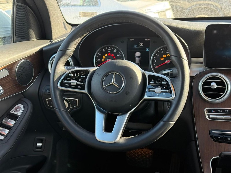 Mercedes-Benz GLC Vehicle Full-screen Gallery Image 15