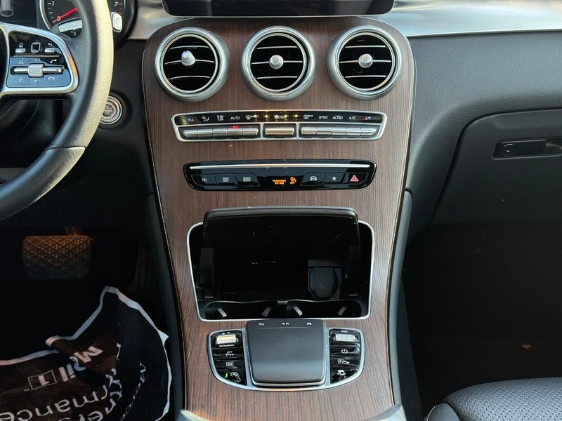 Mercedes-Benz GLC Vehicle Full-screen Gallery Image 17