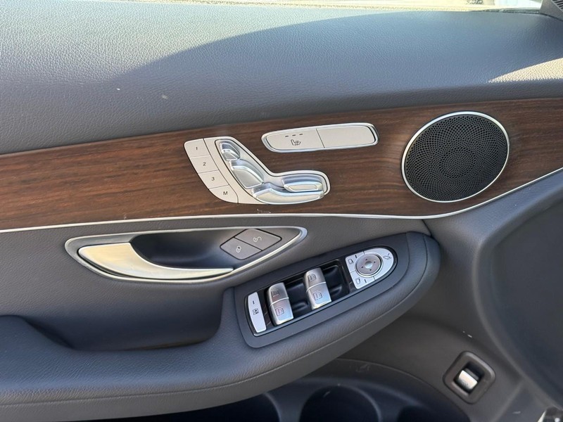 Mercedes-Benz GLC Vehicle Full-screen Gallery Image 18