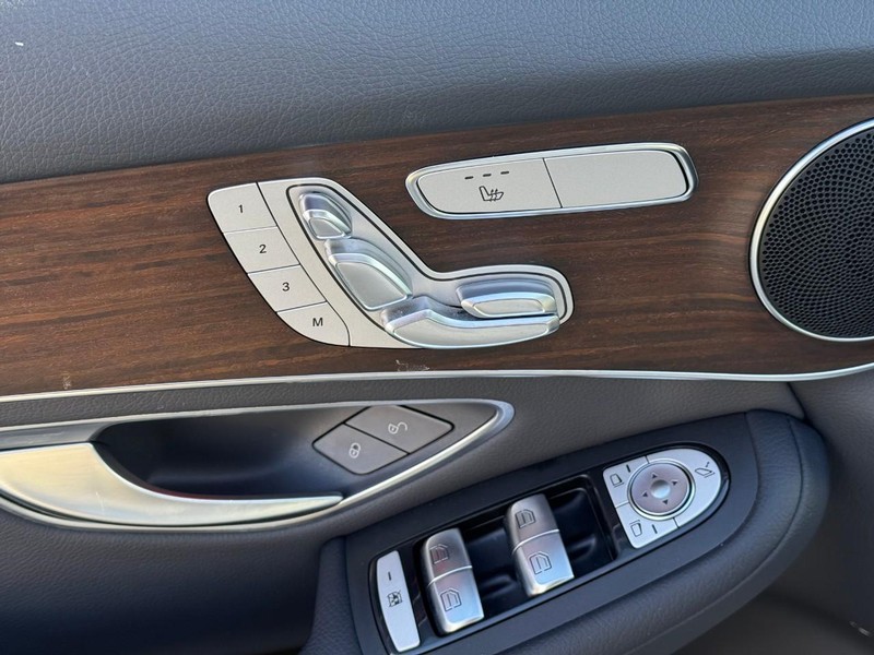 Mercedes-Benz GLC Vehicle Full-screen Gallery Image 19