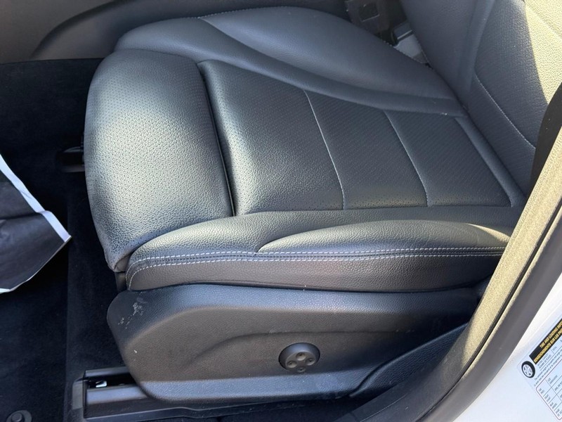 Mercedes-Benz GLC Vehicle Full-screen Gallery Image 20