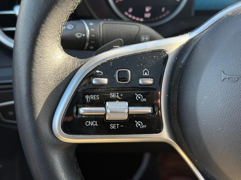 Mercedes-Benz GLC Vehicle Full-screen Gallery Image 21