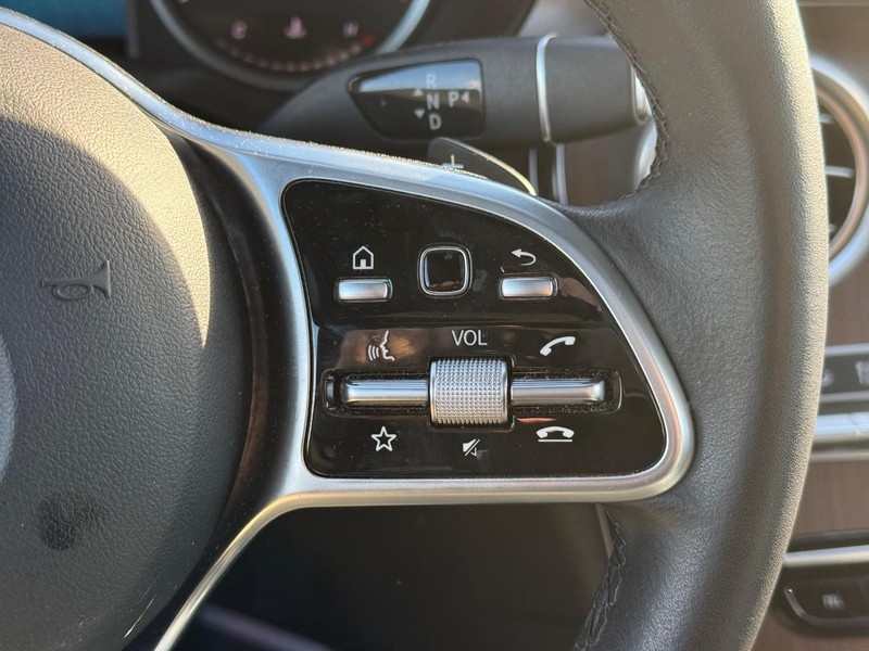 Mercedes-Benz GLC Vehicle Full-screen Gallery Image 22