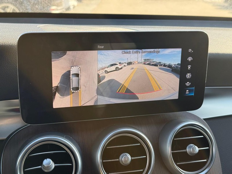 Mercedes-Benz GLC Vehicle Full-screen Gallery Image 23