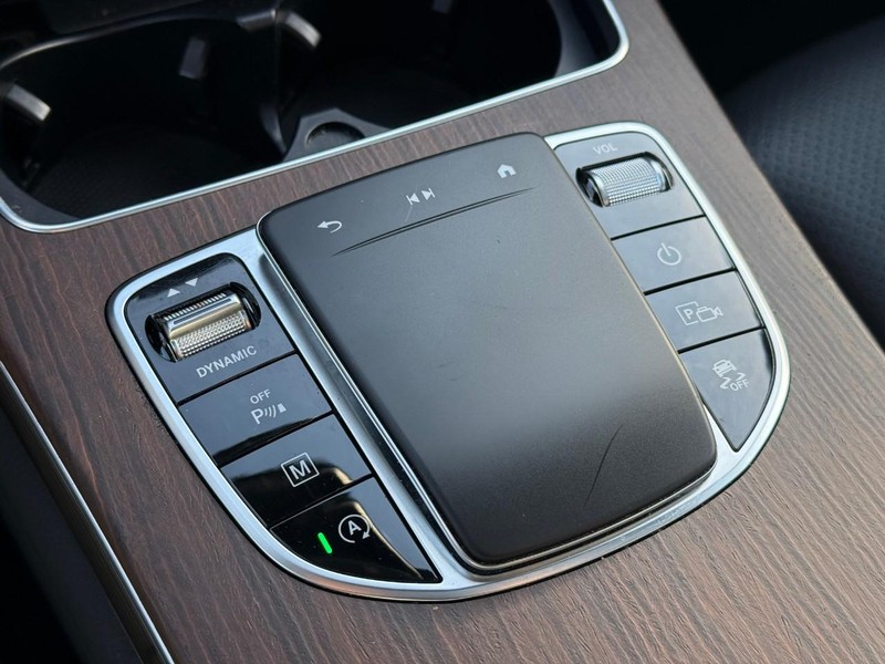 Mercedes-Benz GLC Vehicle Full-screen Gallery Image 24