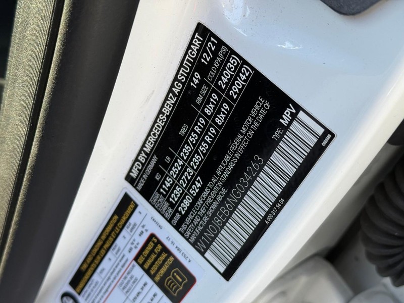 Mercedes-Benz GLC Vehicle Full-screen Gallery Image 25