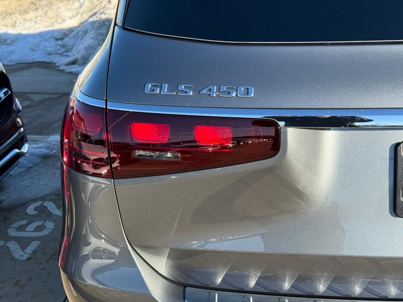 Mercedes-Benz GLS Vehicle Full-screen Gallery Image 4