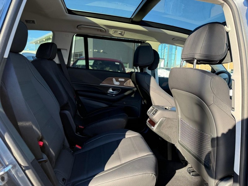 Mercedes-Benz GLS Vehicle Full-screen Gallery Image 6