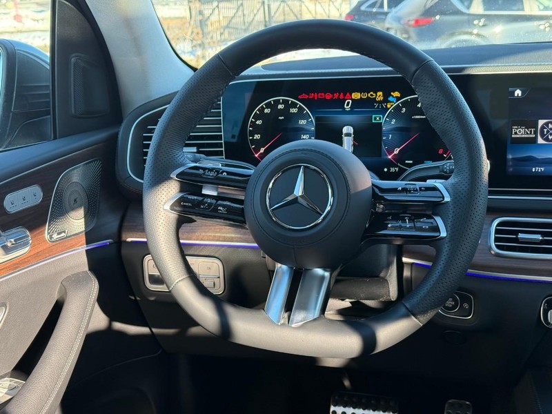 Mercedes-Benz GLS Vehicle Full-screen Gallery Image 8