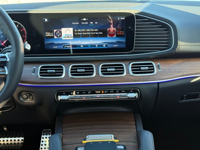Mercedes-Benz GLS Vehicle Full-screen Gallery Image 9