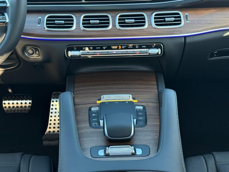 Mercedes-Benz GLS Vehicle Full-screen Gallery Image 10