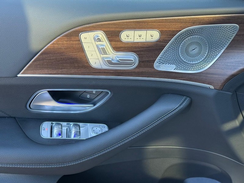 Mercedes-Benz GLS Vehicle Full-screen Gallery Image 11