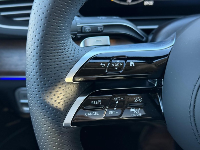 Mercedes-Benz GLS Vehicle Full-screen Gallery Image 16