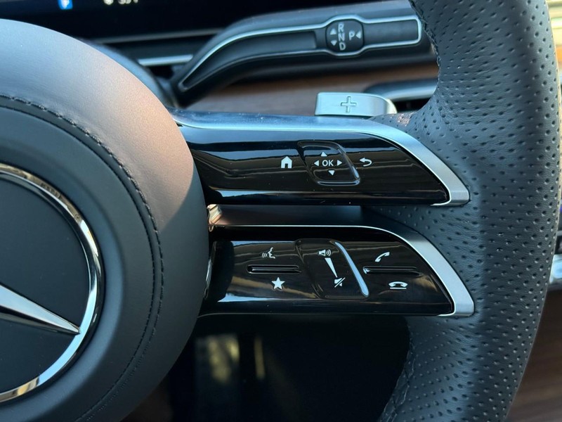 Mercedes-Benz GLS Vehicle Full-screen Gallery Image 17