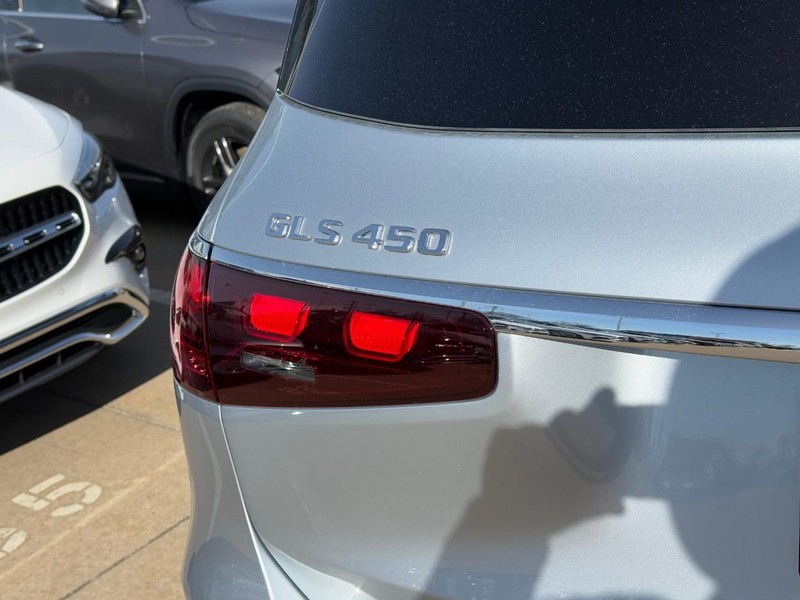 Mercedes-Benz GLS Vehicle Full-screen Gallery Image 5