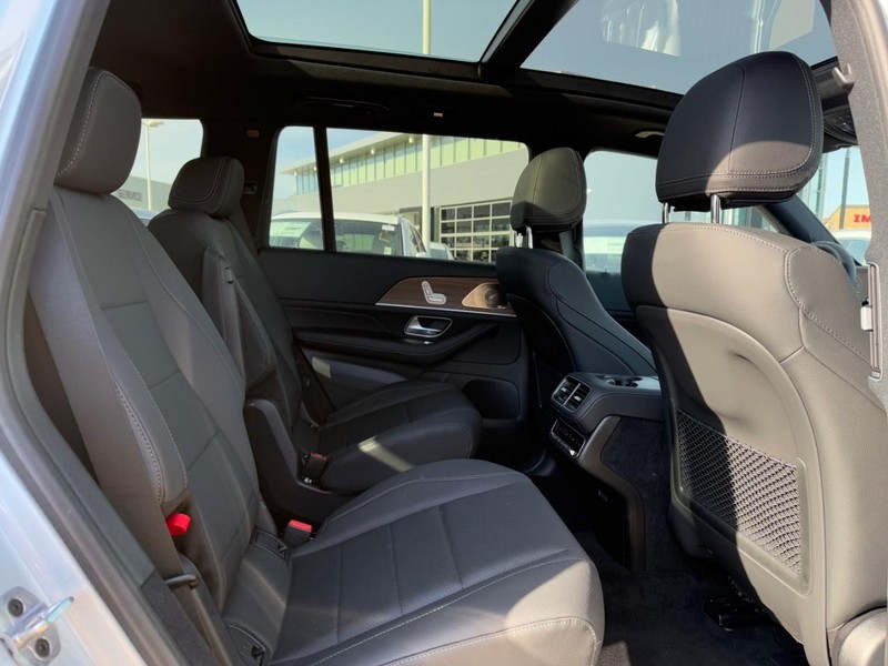 Mercedes-Benz GLS Vehicle Full-screen Gallery Image 6