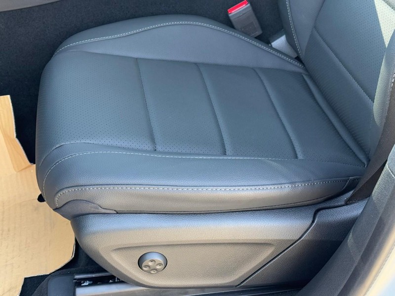 Mercedes-Benz GLS Vehicle Full-screen Gallery Image 13