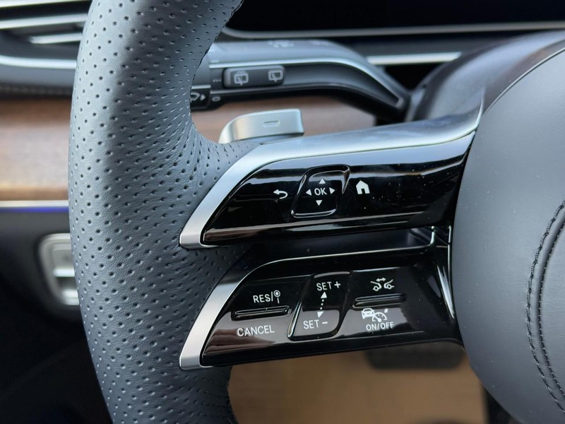 Mercedes-Benz GLS Vehicle Full-screen Gallery Image 14