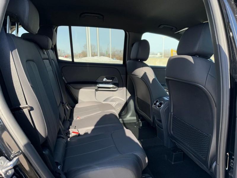 Mercedes-Benz GLB Vehicle Full-screen Gallery Image 7