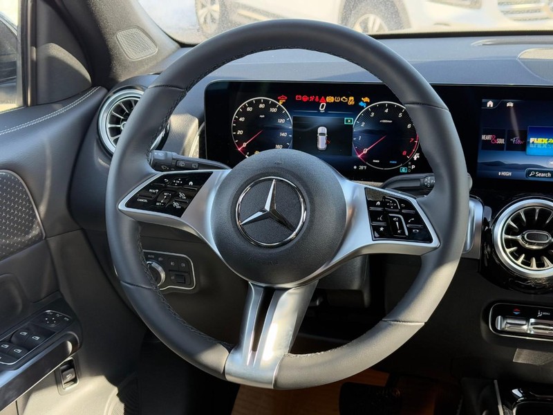 Mercedes-Benz GLB Vehicle Full-screen Gallery Image 9
