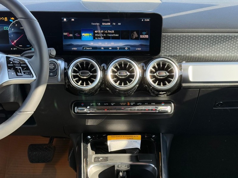 Mercedes-Benz GLB Vehicle Full-screen Gallery Image 10