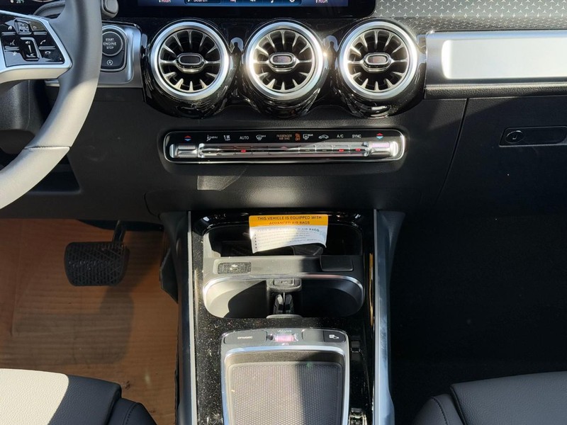 Mercedes-Benz GLB Vehicle Full-screen Gallery Image 11