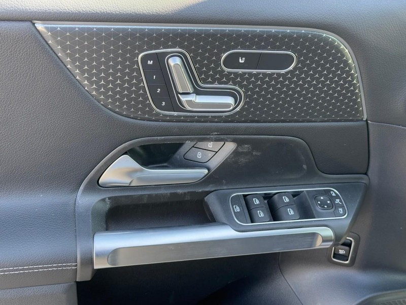 Mercedes-Benz GLB Vehicle Full-screen Gallery Image 12