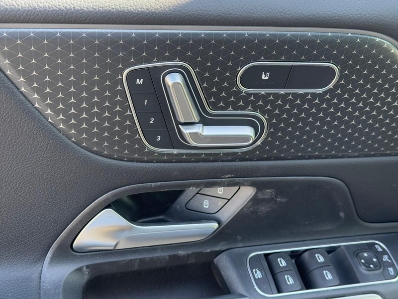 Mercedes-Benz GLB Vehicle Full-screen Gallery Image 13