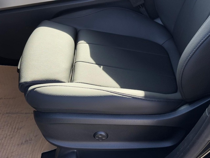 Mercedes-Benz GLB Vehicle Full-screen Gallery Image 14