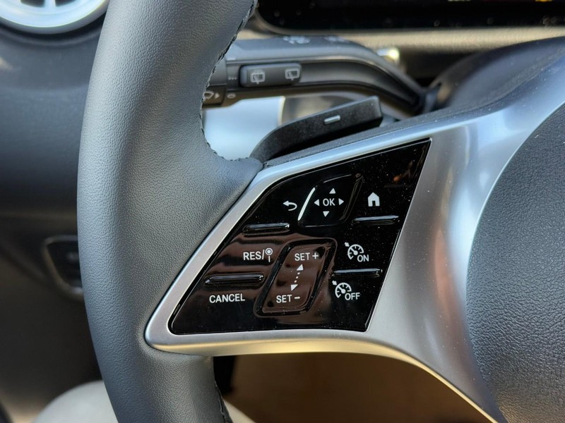 Mercedes-Benz GLB Vehicle Full-screen Gallery Image 15