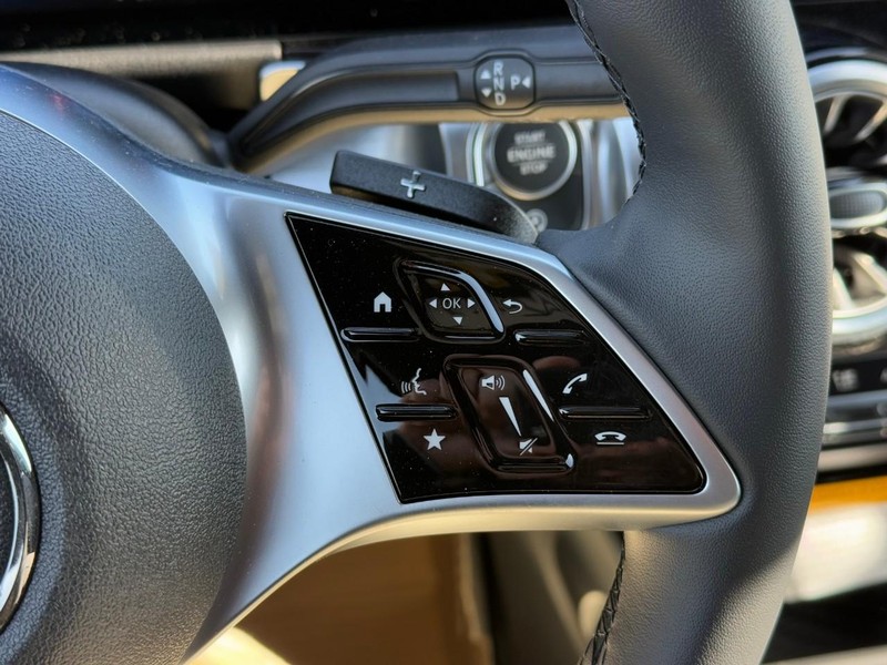 Mercedes-Benz GLB Vehicle Full-screen Gallery Image 16