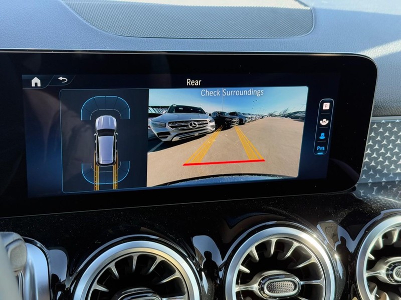 Mercedes-Benz GLB Vehicle Full-screen Gallery Image 17