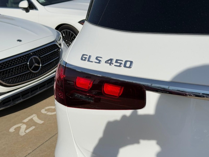 Mercedes-Benz GLS Vehicle Full-screen Gallery Image 4