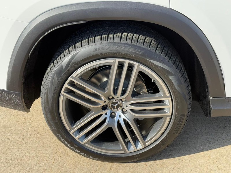 Mercedes-Benz GLS Vehicle Full-screen Gallery Image 6