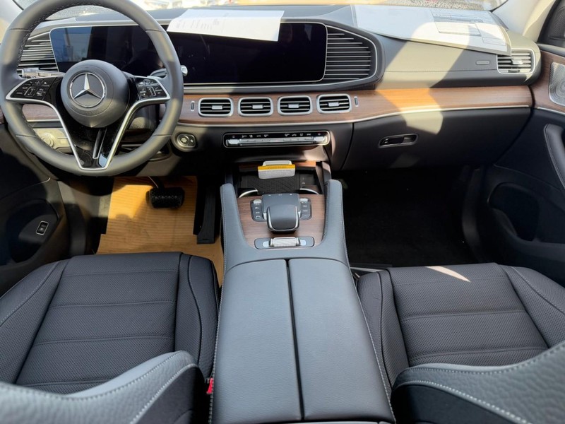 Mercedes-Benz GLS Vehicle Full-screen Gallery Image 9