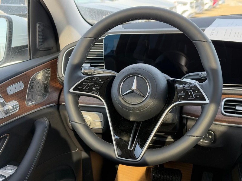 Mercedes-Benz GLS Vehicle Full-screen Gallery Image 10