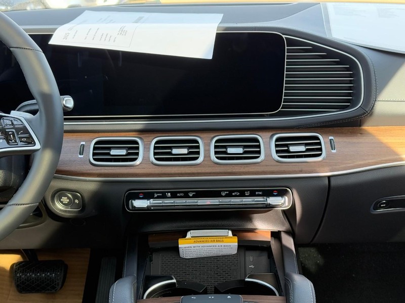 Mercedes-Benz GLS Vehicle Full-screen Gallery Image 11