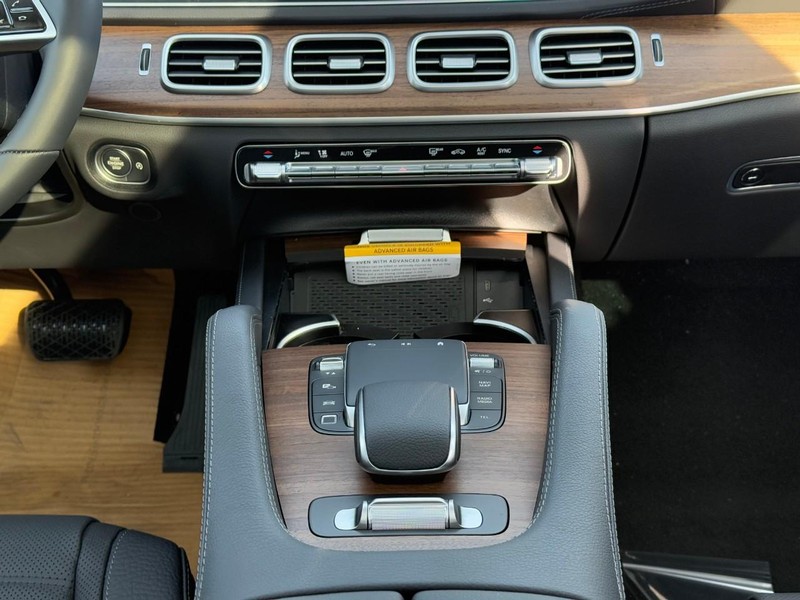 Mercedes-Benz GLS Vehicle Full-screen Gallery Image 12