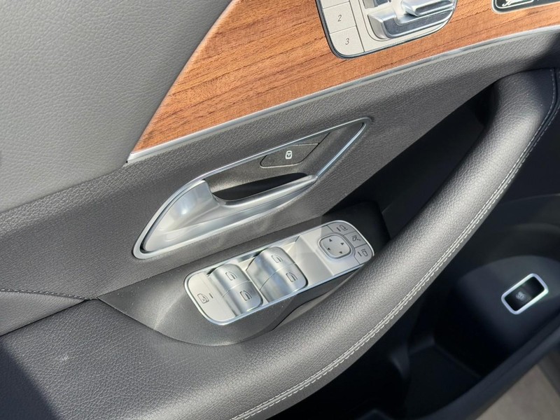 Mercedes-Benz GLS Vehicle Full-screen Gallery Image 13