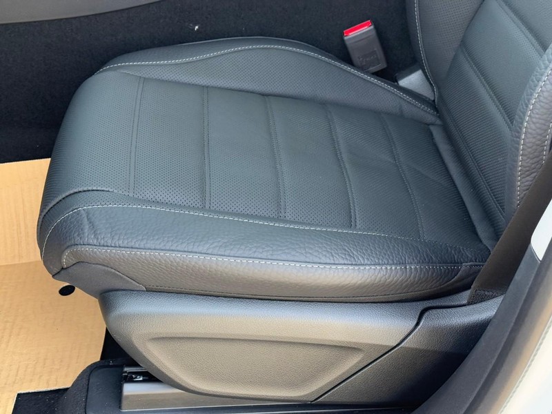 Mercedes-Benz GLS Vehicle Full-screen Gallery Image 15