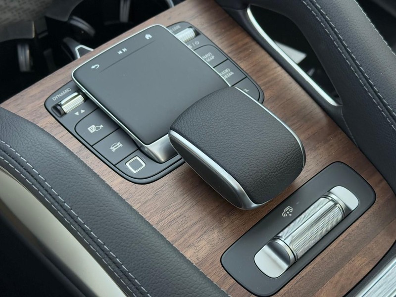 Mercedes-Benz GLS Vehicle Full-screen Gallery Image 16