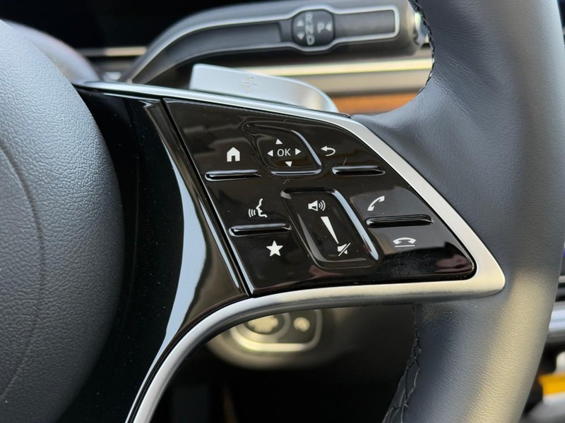 Mercedes-Benz GLS Vehicle Full-screen Gallery Image 17